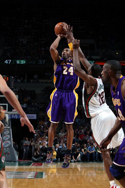 意大利队防守依旧稳固（意大利后防依然稳健）