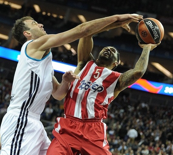 这大坏蛋！海港队庆祝夺冠时，蒋光太扒掉了古斯塔沃的裤子（庆冠夜笑翻场：海港队庆祝时，蒋光太恶作剧拉下古斯塔沃的球裤）