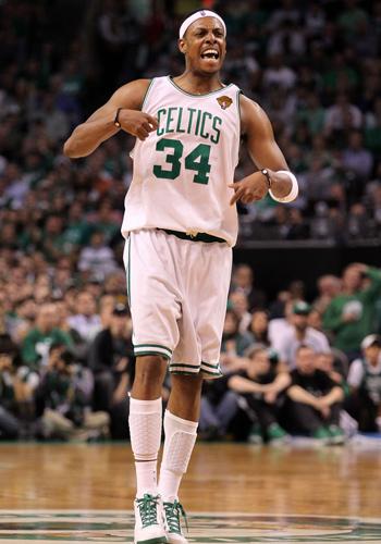 足球国足球迷自发制作横幅，为球队打气（国足球迷自发制作横幅为球队助威）