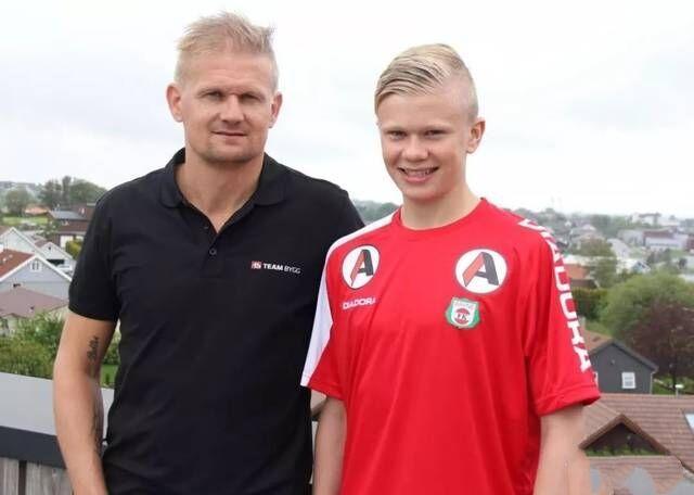 塞萨尔：齐沃为什么要换下博尼和泽林斯基？他俩明明表现最好（塞萨尔质疑齐沃换人：为何撤下博尼和泽林斯基？他们明明状态最佳）