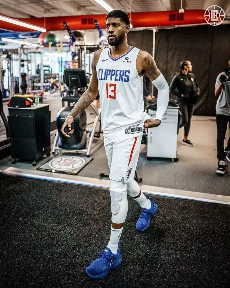 东契奇费城之行：与湖人会合的新征程（东契奇赴费城：开启与湖人合流的新篇章）