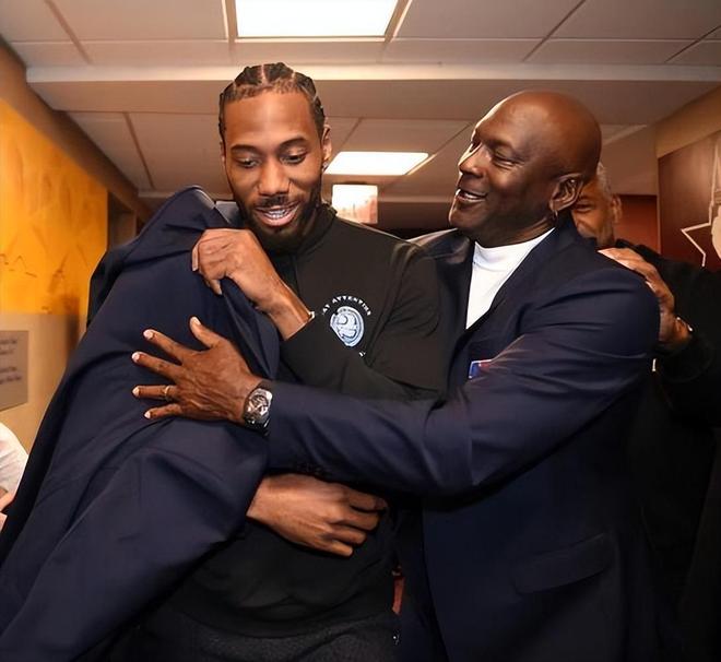 亚马尔：不会去想我是西班牙足球的新旗帜；目前没感到过压力（亚马尔：不认为自己是西班牙足坛新旗手，当下并无压力）