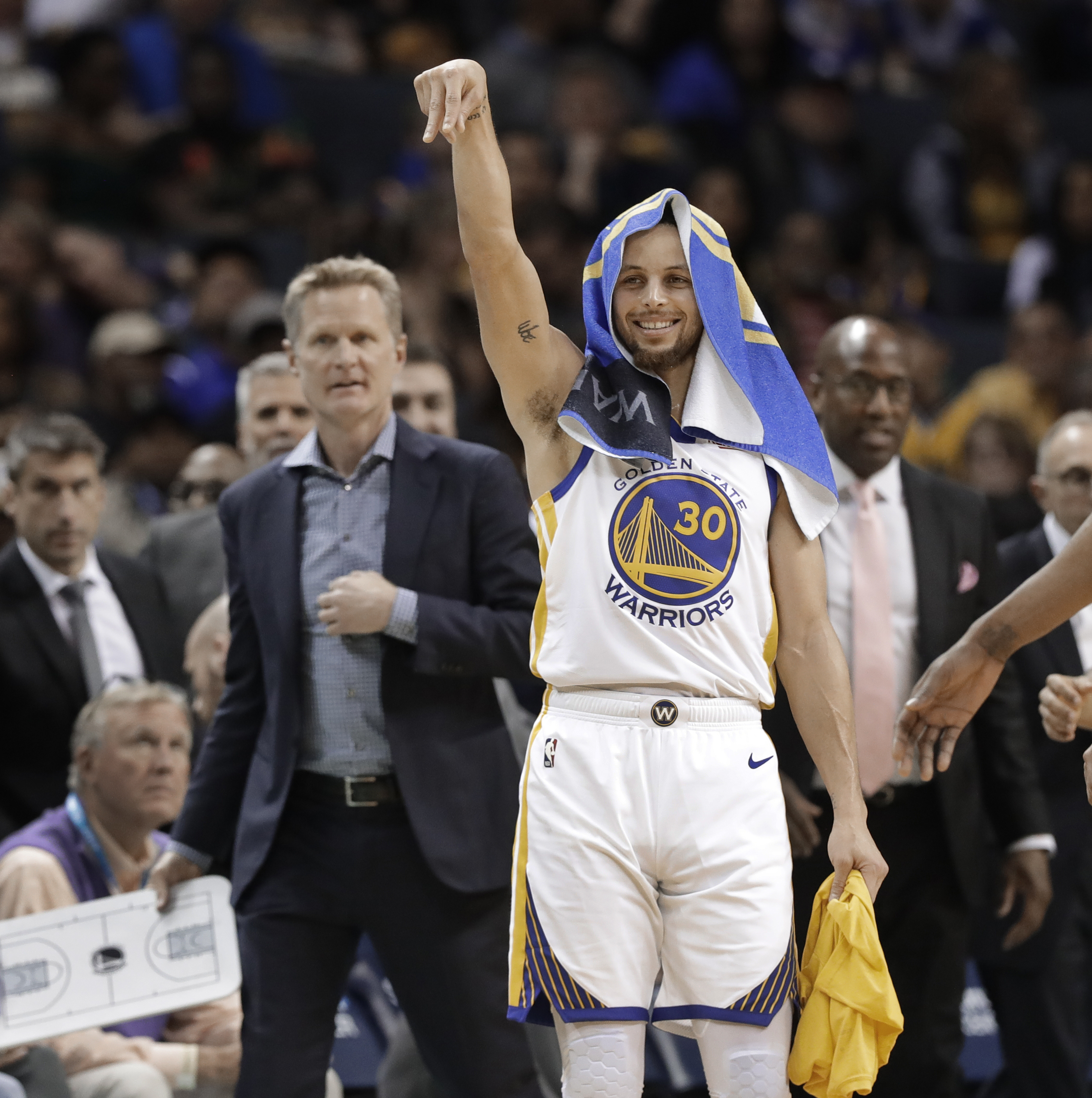 🎮KeSPA杯战报：Zeka阿卡丽超神砍13杀，HLE鏖战三局力克T1（KeSPA杯速报：Zeka阿卡丽砍下13杀，HLE三局苦战击败T1）