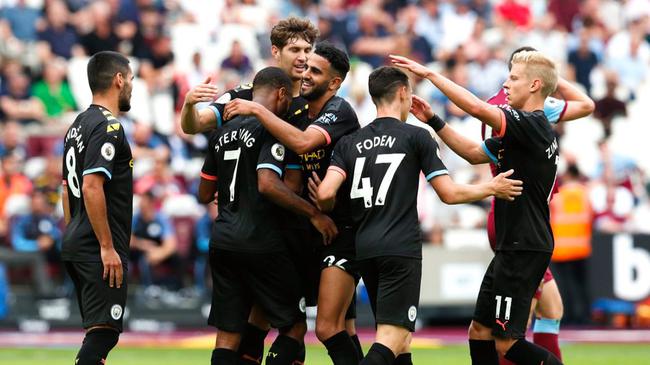 媒体人：山西男篮下午登上了前往杭州飞机，准备12日揭幕战（据媒体人称，山西男篮今日下午乘机飞赴杭州，备战12日揭幕战）