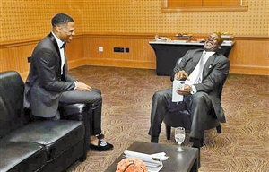 莱奥：我正在学习踢中锋，球队在场内场外都在帮助我（莱奥：正学习胜任中锋，球队场上场下都在帮我）