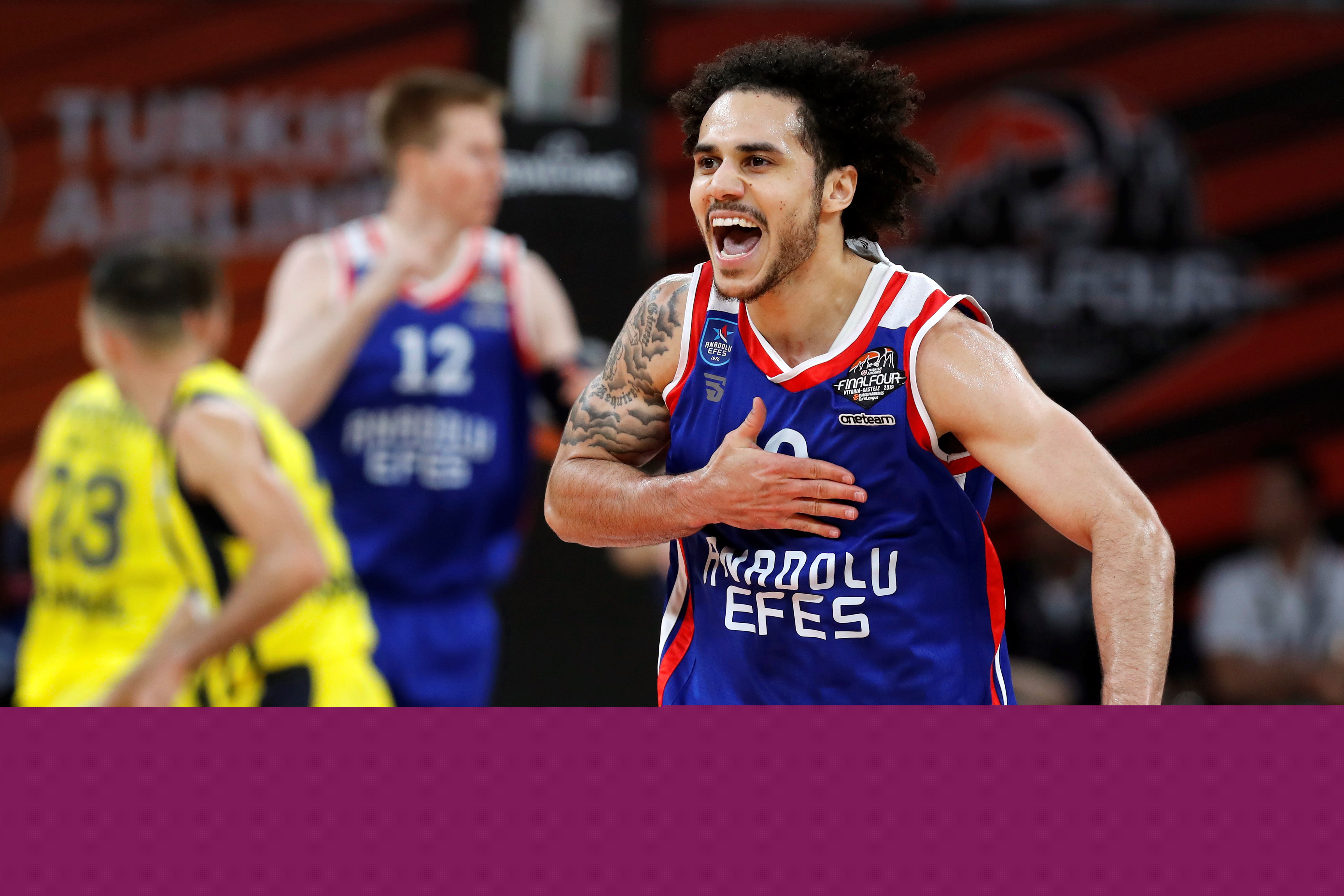 周杰伦场边观战，目睹队友精彩抢断暴扣瞬间（周杰伦坐镇场边，亲眼见证队友抢断后精彩暴扣）