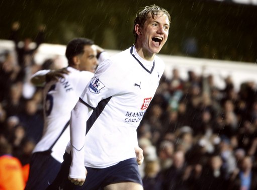 梅西捧起美职联冠军奖杯时，站在一旁的穆勒露出了最真挚的笑容（梅西登顶美职联捧杯时，穆勒在一侧绽放出最真挚的笑意）