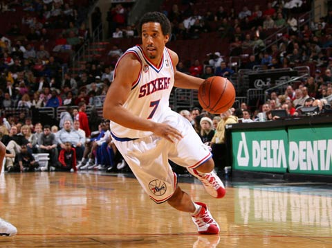 活力十足！伊森连续拿分 帮助火箭保持场上优势（能量爆棚！伊森连连得分助火箭稳住场上优势）