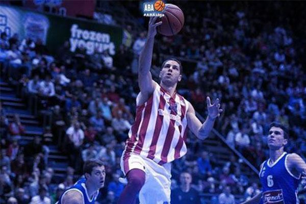 攻击力十足！爱德华兹半场10中7高效砍下21分1助1断 首节12分（爱德华兹火力全开：半场10投7中斩获21分1助1断，首节独揽12分）