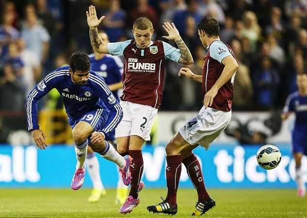 怀特突破抛投打进&公牛一波14-0攻势完成反超 期间米西两罚不中（怀特突破抛投命中，公牛轰出14-0攻势完成反超，其间米西两罚不中）