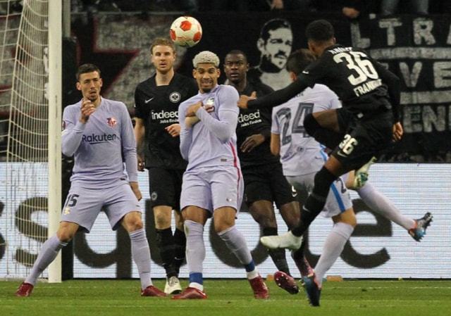 关键回合他站出来稳住一切（紧要关头他出面稳住全局）