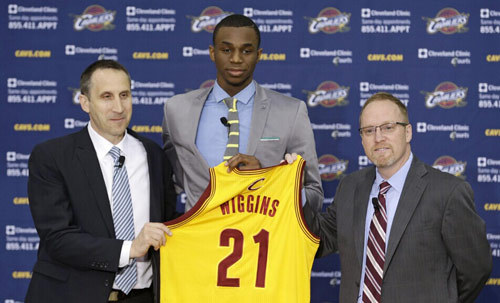 奎因垃圾时间偷袭抢断铁血扣篮，克雷伊奇不满怒喷引发冲突（垃圾时间奎因突袭抢断强硬暴扣，克雷伊奇不满对喷引发冲突）