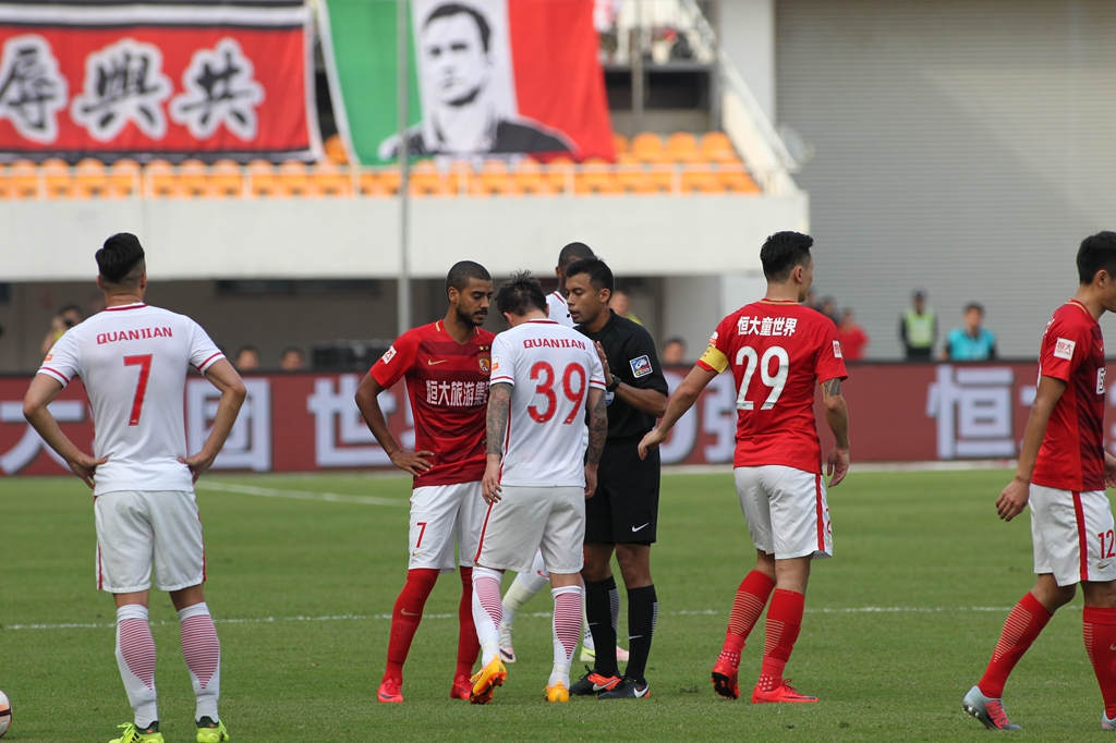 世体：巴萨否认了有意引进凯恩的报道，目前没和任何球员接触（世体：巴萨驳斥有意凯恩报道，称暂未与任何球员接触）