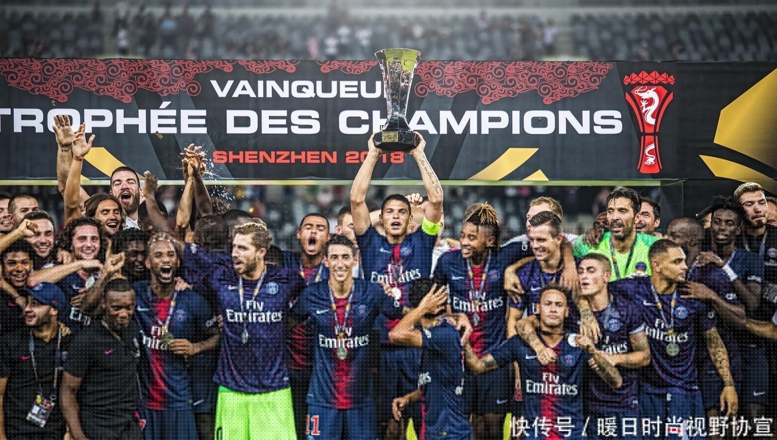 前队友揭秘科比打人事件：讨债100美元突然出拳 发语音道歉哭了（前队友称科比因追讨100美元突然出拳，随后语音道歉并落泪）